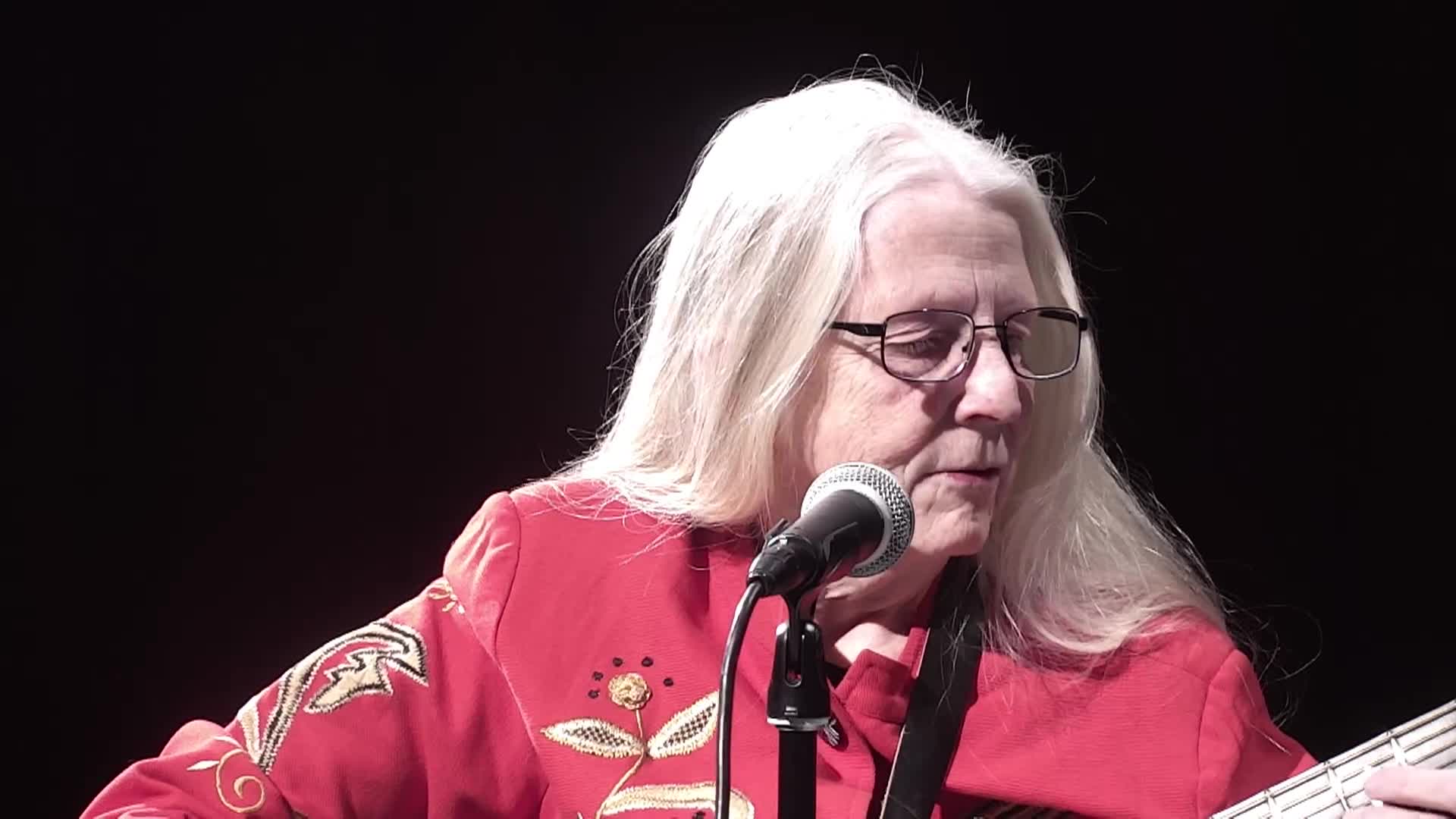 Thumbnail image for Charlotte Dewey Light One Thousand Christmas Lights